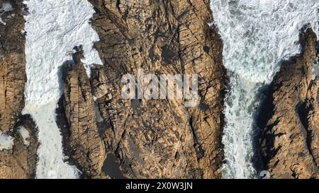 Vista aerea del drone sulla costa di arco Calan vicino a Constitucion, Cile, oceano Pacifico, vista dall'alto Foto Stock