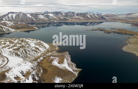 Vista aerea delle Ande innevate e della laguna di Maule al valico di frontiera di Pehuenche tra Cile e Argentina. Foto Stock