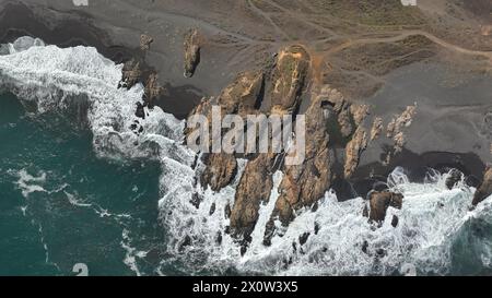 Vista aerea del drone sulla costa di arco Calan vicino a Constitucion, Cile, oceano Pacifico, vista dall'alto Foto Stock