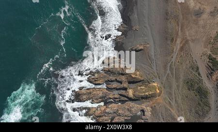 Vista aerea del drone sulla costa di arco Calan vicino a Constitucion, Cile, oceano Pacifico, vista dall'alto Foto Stock