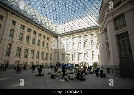 Madrid, Spagna. 13 aprile 2024. Un gruppo di persone trasporta valigie e borse con i pezzi di vetro smontati del monumento 11M. Questo sabato 13 aprile, il Consiglio comunale di Madrid ha distribuito circa 6.000 pezzi di vetro dal monumento commemorativo agli attentati terroristici di Madrid dell'11 marzo 2004, smantellati per l'ampliamento della linea, nella Galleria di cristallo del Palazzo delle Cibele. 11 della metropolitana di Madrid qualche settimana fa. Credito: SOPA Images Limited/Alamy Live News Foto Stock