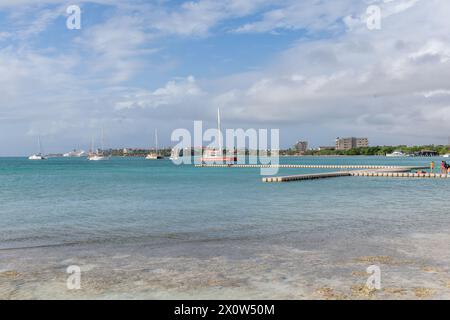 Aruba Surfside Beach con barche e Oranjestad sullo sfondo Foto Stock