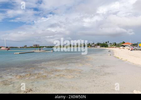 Aruba Surfside Beach con barche e Oranjestad sullo sfondo Foto Stock