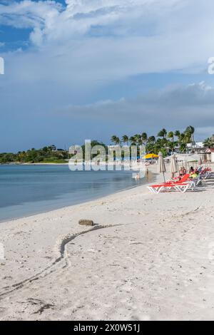 Aruba Surfside Beach con barche e Oranjestad sullo sfondo Foto Stock