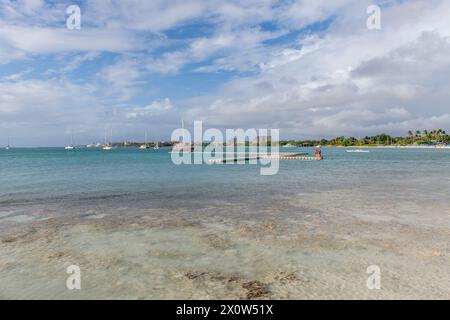 Aruba Surfside Beach con barche e Oranjestad sullo sfondo Foto Stock