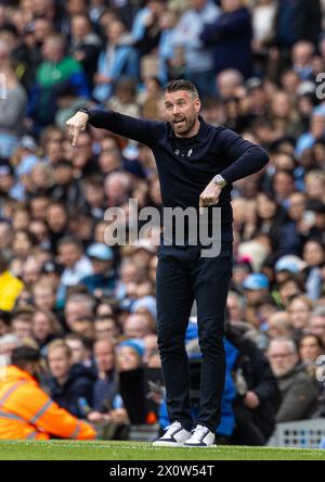 (240414) -- MANCHESTER, 14 aprile 2024 (Xinhua) -- il manager del Luton Town Rob Edwards gesta durante la partita di Premier League inglese tra Manchester City e Luton Town a Manchester, Regno Unito, 13 aprile 2024. (XINHUA) SOLO PER USO EDITORIALE. NON IN VENDITA PER CAMPAGNE PUBBLICITARIE O DI MARKETING. DIVIETO DI UTILIZZO CON AUDIO, VIDEO, DATI, ELENCHI DI INCONTRI, LOGHI CLUB/LEAGUE O SERVIZI "LIVE" NON AUTORIZZATI. UTILIZZO ONLINE IN-MATCH LIMITATO A 45 IMMAGINI, SENZA EMULAZIONE VIDEO. NON È CONSENTITO L'USO IN SCOMMESSE, GIOCHI O PUBBLICAZIONI PER SINGOLI CLUB/CAMPIONATO/GIOCATORI. Foto Stock