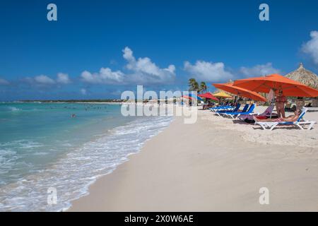 Arashi Beach Aruba con ombrelloni e frequentatori Foto Stock