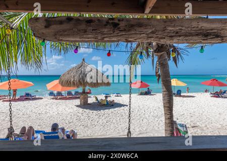 Arashi Beach Aruba con ombrelloni e vista dal Cafe' Foto Stock