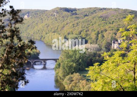 La valle del fiume Dordogna tra i castelli di Castelnaud, Fayrac e Beynac nel Périgord Noir. Medioevo, storia, architettura, natura, en Foto Stock