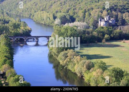 La valle del fiume Dordogna tra i castelli di Castelnaud, Fayrac e Beynac nel Périgord Noir. Medioevo, storia, architettura, natura, en Foto Stock