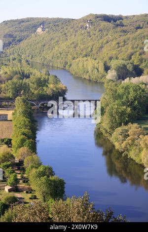 La valle del fiume Dordogna tra i castelli di Castelnaud, Fayrac e Beynac nel Périgord Noir. Medioevo, storia, architettura, natura, en Foto Stock