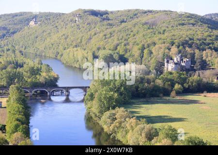 La valle del fiume Dordogna tra i castelli di Castelnaud, Fayrac e Beynac nel Périgord Noir. Medioevo, storia, architettura, natura, en Foto Stock