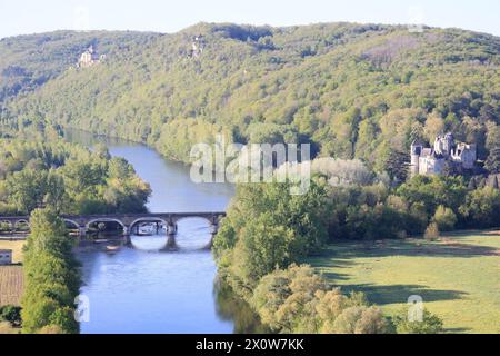 La valle del fiume Dordogna tra i castelli di Castelnaud, Fayrac e Beynac nel Périgord Noir. Medioevo, storia, architettura, natura, en Foto Stock
