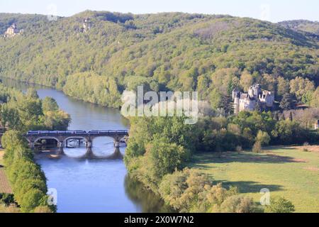 La valle del fiume Dordogna tra i castelli di Castelnaud, Fayrac e Beynac nel Périgord Noir. Medioevo, storia, architettura, natura, en Foto Stock