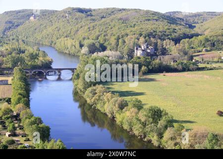 La valle del fiume Dordogna tra i castelli di Castelnaud, Fayrac e Beynac nel Périgord Noir. Medioevo, storia, architettura, natura, en Foto Stock