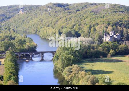 La valle del fiume Dordogna tra i castelli di Castelnaud, Fayrac e Beynac nel Périgord Noir. Medioevo, storia, architettura, natura, en Foto Stock