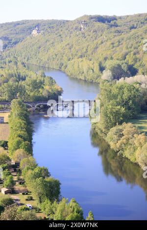 La valle del fiume Dordogna tra i castelli di Castelnaud, Fayrac e Beynac nel Périgord Noir. Medioevo, storia, architettura, natura, en Foto Stock