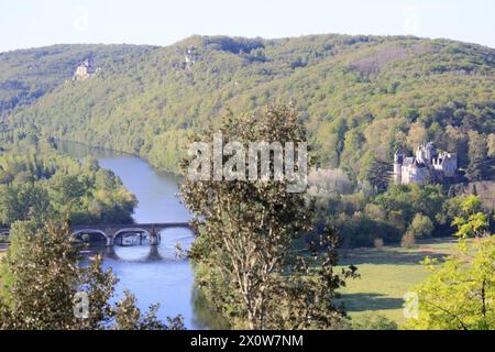 La valle del fiume Dordogna tra i castelli di Castelnaud, Fayrac e Beynac nel Périgord Noir. Medioevo, storia, architettura, natura, en Foto Stock