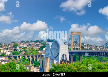 Il Royal Albert Railway Bridge e accanto il Tamar Road Bridge, Saltash, Plymouth, Devon, Regno Unito. Sky aggiunto. Foto Stock