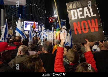 Tel Aviv, Israele. 16 marzo 2024. I manifestanti si riuniscono tenendo bandiere israeliane. On ha un cartello con la scritta "Deal Now" due proteste si fondono al di fuori del quartier generale militare di Kirya a Tel Aviv. Uno chiedeva elezioni immediate per spodestare Netanyahu, l'altro chiedeva il rilascio degli ostaggi ancora detenuti da Hamas. (Credit Image: © Syndi Pilar/SOPA Images via ZUMA Press Wire) SOLO PER USO EDITORIALE! Non per USO commerciale! Foto Stock
