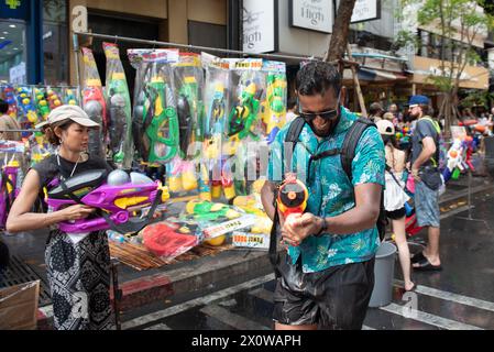 Bangkok, Thailandia. 13 aprile 2024. I turisti thailandesi e stranieri celebrano l'evento Songkran Festival, che si svolge il 13 aprile 2024. Transforming Silom Road, una strada trafficata a Bangkok. Lascia che le persone si divertano a usare l'acqua per combattere in questa strada. Il tradizionale festival del capodanno tailandese "Songkran in Thailand", inserito dall'UNESCO nella lista rappresentativa del patrimonio culturale immateriale dell'umanità. (Credit Image: © Teera Noisakran/Pacific Press via ZUMA Press Wire) SOLO PER USO EDITORIALE! Non per USO commerciale! Foto Stock