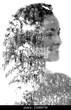 Un ritratto femminile a doppia esposizione Unito alla foto dei rami di alberi giovani Foto Stock