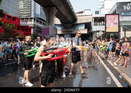 Bangkok, Thailandia. 13 aprile 2024. I turisti thailandesi e stranieri celebrano l'evento Songkran Festival, che si svolge il 13 aprile 2024. Transforming Silom Road, una strada trafficata a Bangkok. Lascia che le persone si divertano a usare l'acqua per combattere in questa strada. Il tradizionale festival del capodanno tailandese "Songkran in Thailand", inserito dall'UNESCO nella lista rappresentativa del patrimonio culturale immateriale dell'umanità. (Credit Image: © Teera Noisakran/Pacific Press via ZUMA Press Wire) SOLO PER USO EDITORIALE! Non per USO commerciale! Foto Stock