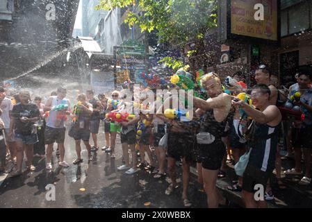 Bangkok, Thailandia. 13 aprile 2024. I turisti thailandesi e stranieri celebrano l'evento Songkran Festival, che si svolge il 13 aprile 2024. Transforming Silom Road, una strada trafficata a Bangkok. Lascia che le persone si divertano a usare l'acqua per combattere in questa strada. Il tradizionale festival del capodanno tailandese "Songkran in Thailand", inserito dall'UNESCO nella lista rappresentativa del patrimonio culturale immateriale dell'umanità. (Credit Image: © Teera Noisakran/Pacific Press via ZUMA Press Wire) SOLO PER USO EDITORIALE! Non per USO commerciale! Foto Stock