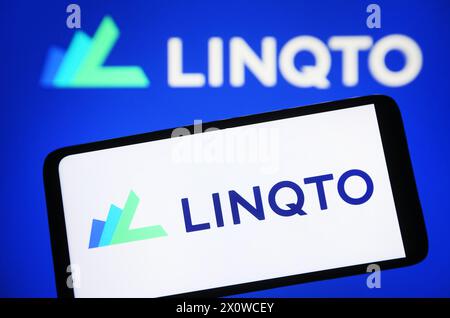 Ucraina. 13 aprile 2024. In questa immagine, un logo Linqto viene visualizzato sullo smartphone e sullo schermo di un pc. Credito: SOPA Images Limited/Alamy Live News Foto Stock