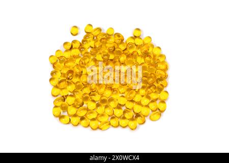 Un gruppo di capsule gialle isolate su fondo bianco. Foto Stock