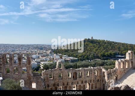 Atene, Grecia; 13 ottobre 2022; Vista degli antichi archi in pietra delle rovine del Teatro Odeon di Erode Attico sull'Acropoli di Atene. E' vero Foto Stock