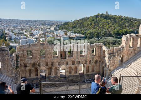 Atene, Grecia; 13 ottobre 2022; Vista degli antichi archi in pietra delle rovine del Teatro Odeon di Erode Attico sull'Acropoli di Atene. E' vero Foto Stock