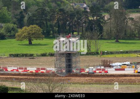 Wendover Dean, Regno Unito. 14 aprile 2024. HS2 sta costruendo il viadotto Wendover Dean lungo 450 metri (nella foto) a Wendover Dean, Buckinghamshire vicino a Great Missenden con 38 travi in acciaio. Il viadotto di mezzo chilometro sarà il primo grande ponte ferroviario del Regno Unito ad essere costruito con una struttura "a doppio composito". Le opere HS2 hanno significato la distruzione di un grande pezzo di antico bosco nella vicina Jones Hill Wood. Anche i terreni agricoli sono stati oggetto di acquisto temporaneo o obbligatorio per i quali alcuni locatari non hanno ancora ricevuto alcuna compensazione da HS2. Crediti: Maureen McLean/Alamy Live News Foto Stock