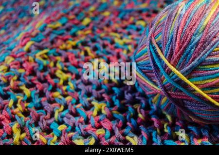 Palla di lana multicolore su una coperta a cavallo con profondità di campo Foto Stock