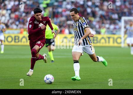 Federico Chiesa della Juventus FC e Raoul Bellanova del Torino FC durante la partita di serie A tra Torino FC e Juventus FC il 13 aprile 2024 all'Olympi Foto Stock
