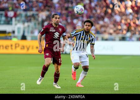 Weston McKennie della Juventus FC e Ricardo Rodriguez del Torino FC durante il match di serie A tra Torino FC e Juventus FC il 13 aprile 2024 all'Olym Foto Stock