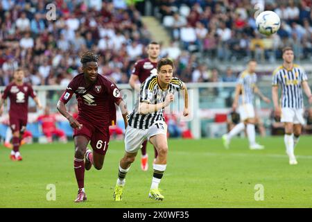 Kenan Yildiz della Juventus FC e Adrien Tameze del Torino FC durante la partita di serie A tra Torino FC e Juventus FC il 13 aprile 2024 all'Olympic Gra Foto Stock