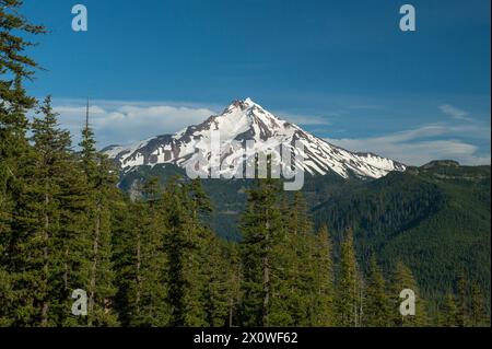 Il monte Jefferson dell'Oregon, visto dalla South Fork del canyon del fiume Breitenbush Foto Stock