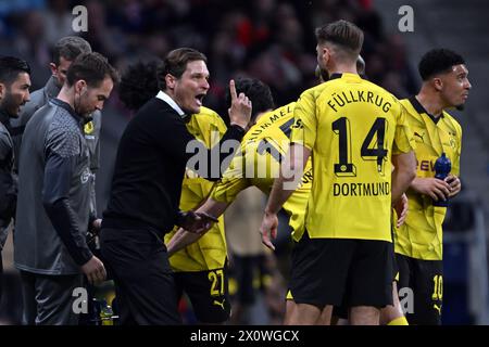 10 aprile 2024, Spagna, Madrid: Calcio: Champions League, Atlético Madrid - Borussia Dortmund, KO round, quarti di finale, andata, Wanda Metropolitano. L'allenatore di Dortmund Edin Terzic parla con i suoi giocatori. Foto: Federico Gambarini/dpa Foto Stock