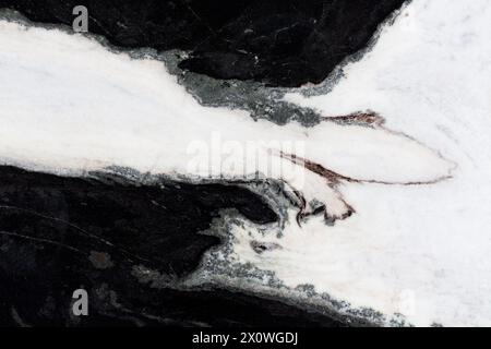 Fondo in marmo bianco e nero con marrone. Foto Stock