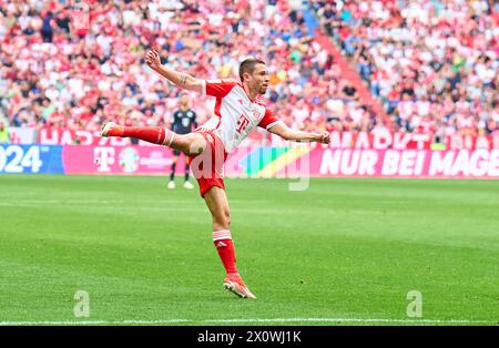 Raphael Guerreiro, FCB 22 segna, tiri, Tor, Treffer, Torschuss, 1-0 nella partita FC BAYERN MUENCHEN - 1.FC Koeln 2-0 il 13 aprile 2024 a Monaco, Germania. Stagione 2023/2024, 1.Bundesliga, FCB, Monaco, giorno 29, 29.Spieltag Photographer: immagini ddp/STAR-images - LE NORMATIVE DFL VIETANO QUALSIASI USO DI FOTOGRAFIE come SEQUENZE DI IMMAGINI e/o QUASI-VIDEO - Foto Stock