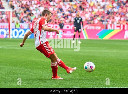 Raphael Guerreiro, FCB 22 segna, tiri, Tor, Treffer, Torschuss, 1-0 nella partita FC BAYERN MUENCHEN - 1.FC Koeln 2-0 il 13 aprile 2024 a Monaco, Germania. Stagione 2023/2024, 1.Bundesliga, FCB, Monaco, giorno 29, 29.Spieltag Photographer: immagini ddp/STAR-images - LE NORMATIVE DFL VIETANO QUALSIASI USO DI FOTOGRAFIE come SEQUENZE DI IMMAGINI e/o QUASI-VIDEO - Foto Stock