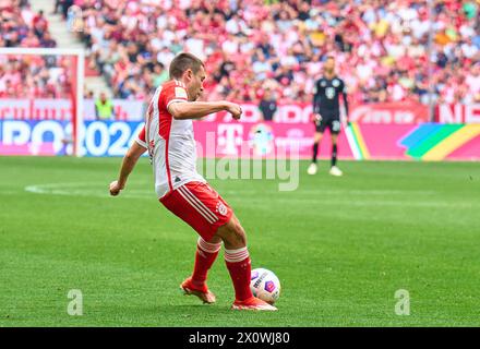 Raphael Guerreiro, FCB 22 segna, tiri, Tor, Treffer, Torschuss, 1-0 nella partita FC BAYERN MUENCHEN - 1.FC Koeln 2-0 il 13 aprile 2024 a Monaco, Germania. Stagione 2023/2024, 1.Bundesliga, FCB, Monaco, giorno 29, 29.Spieltag Photographer: immagini ddp/STAR-images - LE NORMATIVE DFL VIETANO QUALSIASI USO DI FOTOGRAFIE come SEQUENZE DI IMMAGINI e/o QUASI-VIDEO - Foto Stock