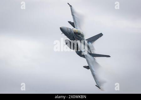 240413-N-LM220-2468 PACIFIC OCEAN (13 aprile 2024) un F/A-18E Super Hornet, assegnato allo Strike Fighter Squadron (VFA) 122, rompe la barriera sonora Foto Stock