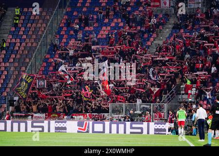 AC Monza tifosi della curva Davide Pieri durante il campionato italiano di serie A tra Bologna FC e AC Monza il 13 aprile 2024 allo stadio Dall'Ara di Bologna, Italia - crediti: Luca Rossini/e-Mage/Alamy Live News Foto Stock