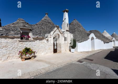 ALBEROBELLO, ITALIA , 11 LUGLIO 2022 - i Trulli di Alberobello, le tipiche case calcaree della provincia di Bari, Puglia, Italia Foto Stock