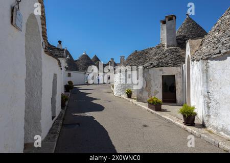 ALBEROBELLO, ITALIA , 11 LUGLIO 2022 - i Trulli di Alberobello, le tipiche case calcaree della provincia di Bari, Puglia, Italia Foto Stock