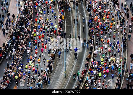 ROTTERDAM - Maratona sul ponte Erasmus visto da un punto alto durante la 42a edizione della NN Marathon Rotterdam il 14 aprile 2024 a Rotterdam, Paesi Bassi. ANP JEFFREY GROENEWEG Foto Stock