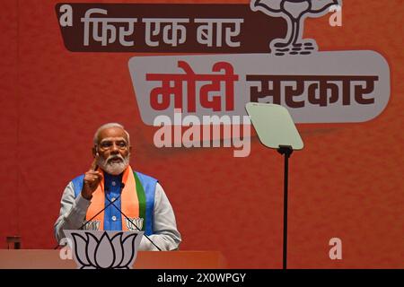 Nuova Delhi, Delhi, India. 14 aprile 2024. Il primo ministro indiano Narendra modi gesta mentre parla durante il rilascio del manifesto del Bharatiya Janata Party (BJP) per le imminenti elezioni generali indiane presso la sede del partito a nuova Delhi, in India, il 14 aprile 2024. (Credit Image: © Kabir Jhangiani/ZUMA Press Wire) SOLO PER USO EDITORIALE! Non per USO commerciale! Foto Stock