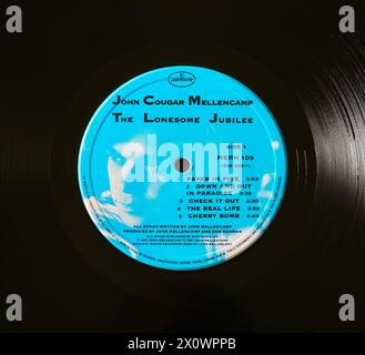 Foto ravvicinata di un'etichetta centrale su un'edizione originale del 1987 di un lungo disco in vinile LP The Lonesome Jubilee di John Cougar Mellencamp Foto Stock